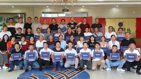 致富新模式：白酒釀酒設備釀酒，酒糟喂雞，多重收益